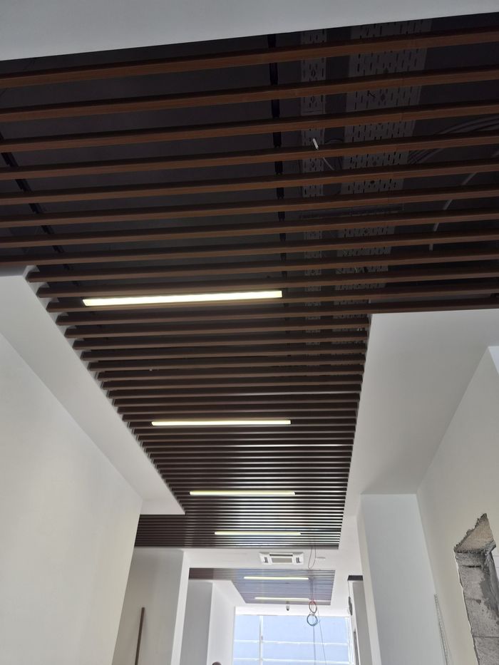 Ahşap görünümlü baffle tavan uygulaması – İBB Yuvam İstanbul, İstanbul