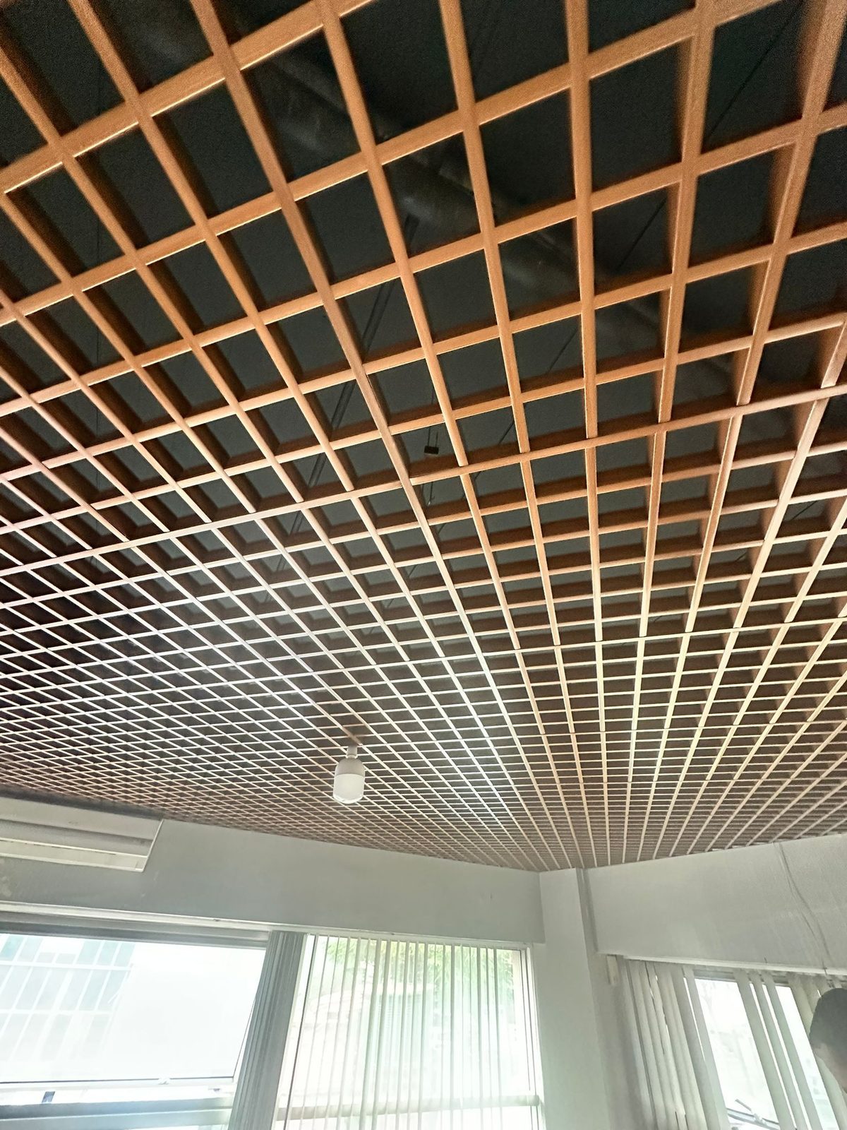 Ahşap görünümlü petek (open cell) tavan uygulaması – İlay Elektronik