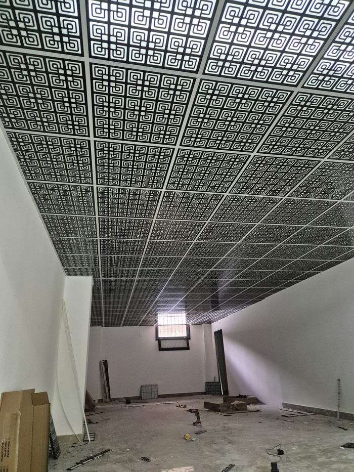 Desenli perfore metal tavan uygulaması – Akdeniz Emlak