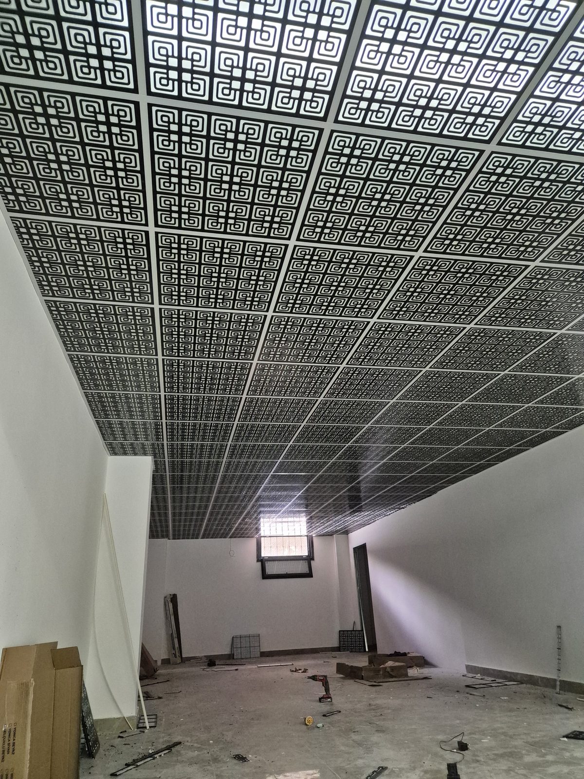Desenli perfore metal tavan uygulaması – Akdeniz Emlak