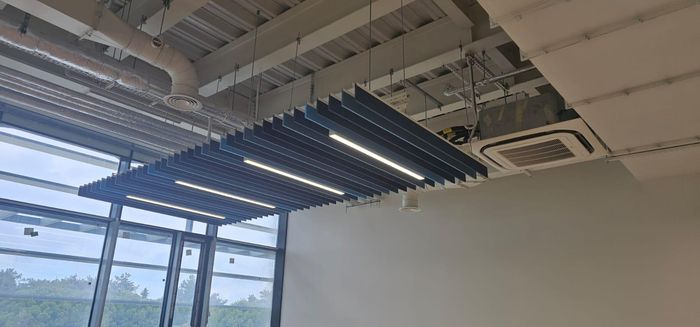 Lacivert, düz baffle panel akustik kumaş kaplı baffle uygulaması – Lacivert Akustik Kumaş Kaplı Baffle Panel
