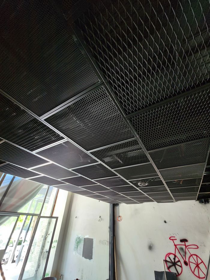 Siyah mesh tavan uygulaması – Gess Cafe