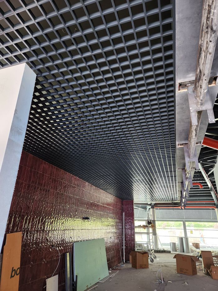Siyah petek (open cell) tavan uygulaması – Et Yiyelim, Beylikdüzü