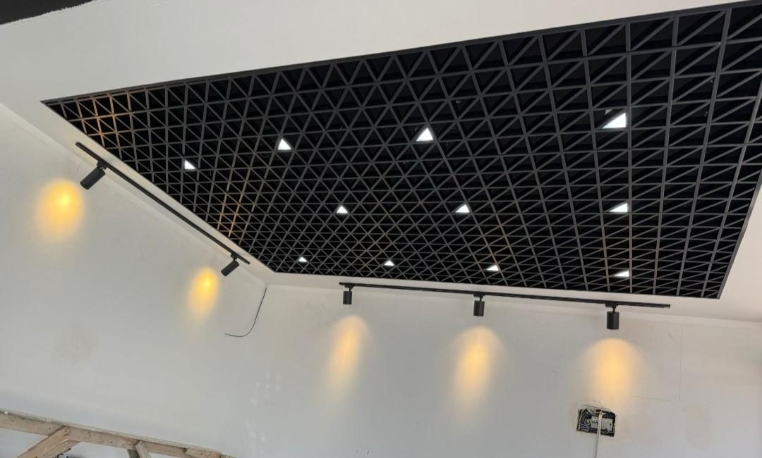 Siyah üçgen petek (open cell) tavan uygulaması – Fer Auto